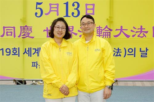 '图27:夫妇俩都是数学博士并一起修炼大法的玄允京先生和他的妻子李喜镇。'