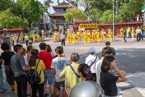 图6~9:庆祝513“世界法轮大法日”暨大法洪传26周年,南台湾台南地区法轮功学员游行,传播大法的美好。