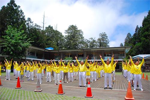 '图5~6:法轮功学员到热门景点受镇宫广场集体炼功'