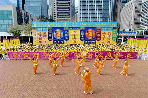 '图2:腰鼓队表演,恭祝慈悲伟大的师父生日快乐。'