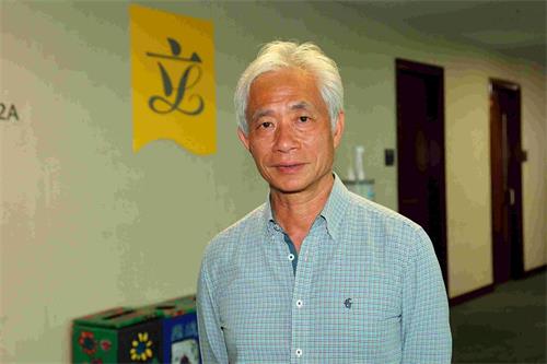 '图6:香港立法会议员梁耀忠敬佩法轮功学员在迫害下坚持信仰'