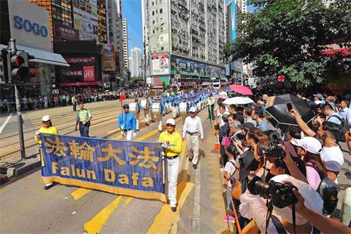 '图8:天国乐团在香港闹市行进,雄伟的奏乐声令沿路民众深受震撼。'