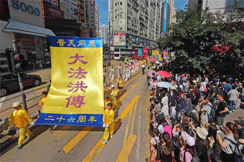 '图9:大法洪传,普天同庆。法轮功游行大受民众欢迎。'