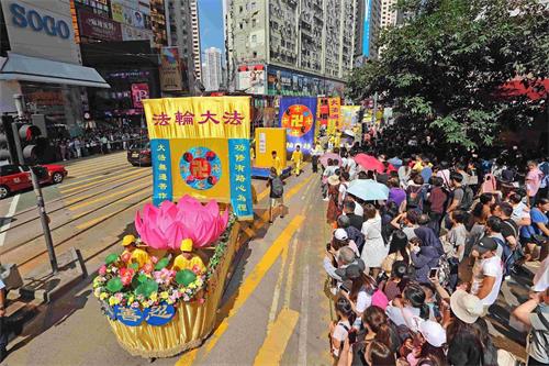 '图10:色彩缤纷的“法船”,吸引了许多民众的目光。'