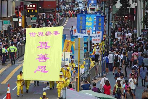 '图11:传扬“真、善、忍”的游行队伍途经中环闹市。'
