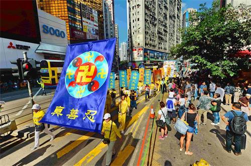 '图13:传扬“真、善、忍”的游行队伍途经闹市。'