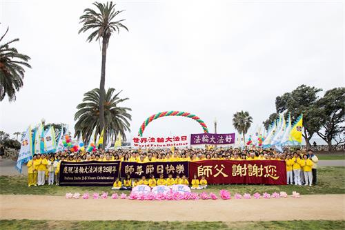 '图1:洛杉矶部份法轮功学员在圣莫妮卡海滩庆祝5.13“世界法轮大法日”暨法轮大法创始人李洪志先生华诞。'