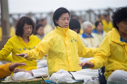 '图2~4:二零一八年五月十三日,洛杉矶部份法轮功学员在圣莫妮卡海滩集体炼功,庆祝5.13“世界法轮大法日”。'