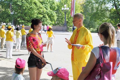 '图4:法轮功学员向路人讲真相'