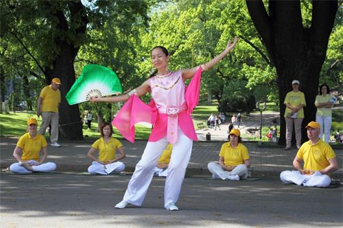 '图6:法轮功学员在跳扇子舞'