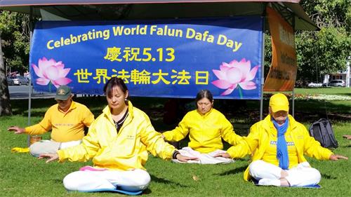 '图2~4:法轮功学员在广场上集体炼功,展示法轮功的五套功法。'