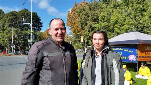 '图7:西人Gered和女儿汉娜(Hannha)签名支持法轮功。'