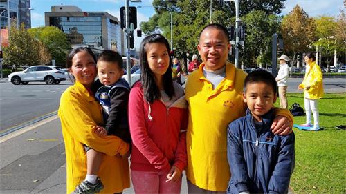 '图8:越南裔法轮功学员Druong全家来参加庆祝活动。'