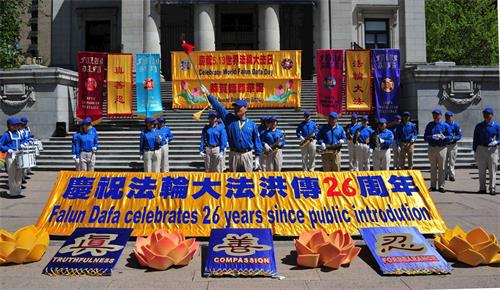 '图1~2:5月13日,法轮功学员在温哥华市中心艺术馆前广场举行庆祝活动'