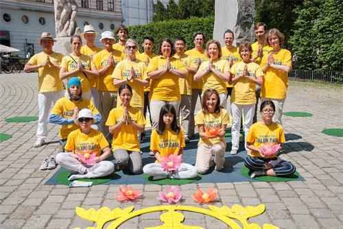 '图1:奥地利法轮功学员祝师父生日快乐'