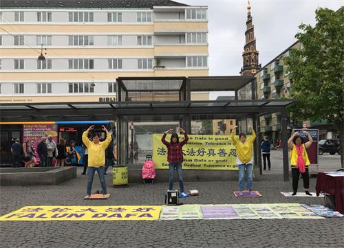 '图1:二零一八年五月十二日,丹麦法轮功学员在哥本哈根市中心展示功法,向世人传递真善忍的福音。'
