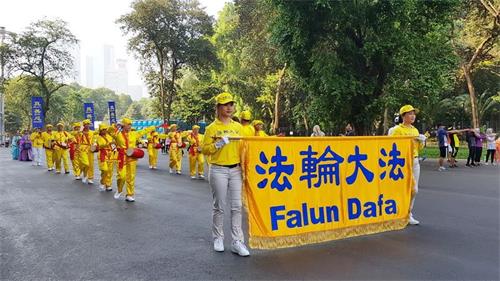 '图2:雅加达法轮功学员在史纳延(Gelora Bung Karno)体育广场游行,庆祝世界法轮大法日。'