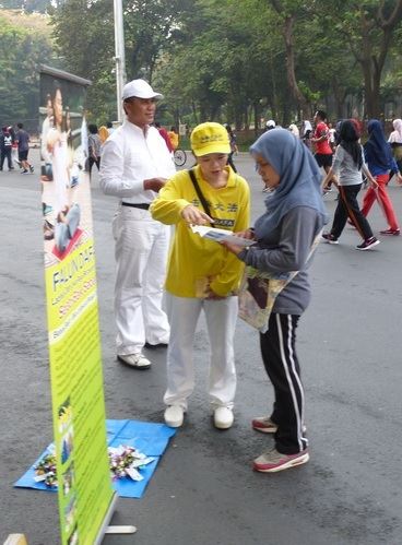 '图3:雅加达法轮功学员在史纳延(Gelora Bung Karno)体育广场向民众讲真相。'