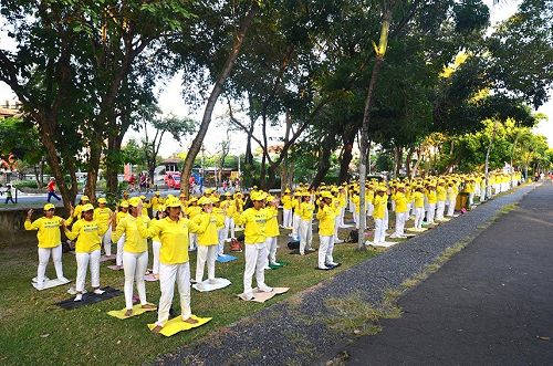图1:印尼峇里岛法轮功学员在登巴刹雷嫩广场集体炼功。