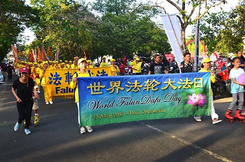 图2:印尼峇里岛法轮功学员游行庆祝世界法轮大法日
