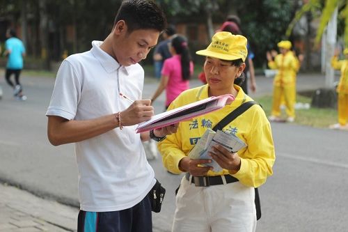 图3~4:民众签名,谴责中共迫害法轮功