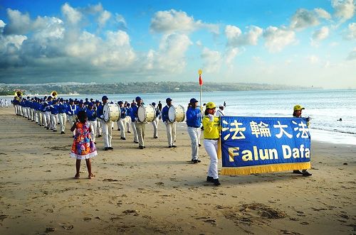 图5~6:法轮功学员在著名景点格东岸(Kedongan)海滩庆祝世界法轮大法日