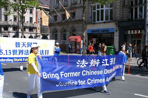 图:2~3,法轮功学员在都柏林市中心游行,庆祝法轮大法日。