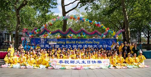 '图1:五月十三日,英国法轮功学员在伦敦唐人街旁的莱斯特广场庆祝“世界法轮大法日”,表达对李洪志师父的感激。'
