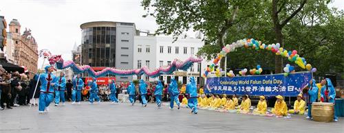 '图5:当天,法轮功学员组成的舞龙队热闹欢庆“世界法轮大法日”。'