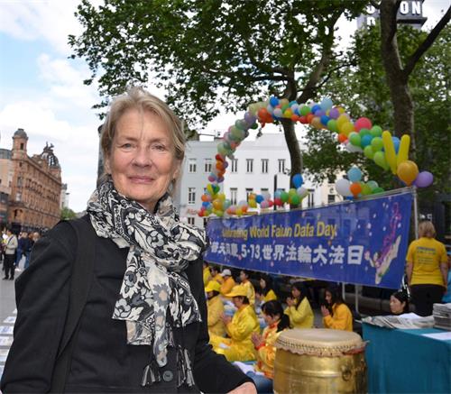 '图9:退休英文教师蒂·海明斯(Dee?Hemmings)表示想学法轮功。'