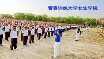 '警察训练大学上千学生现场学炼功法,一片祥和之气洋溢警察学校。'
