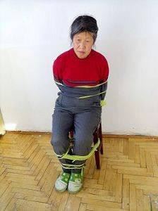 '里玉书演示所遭酷刑:长期捆绑在凳子上'