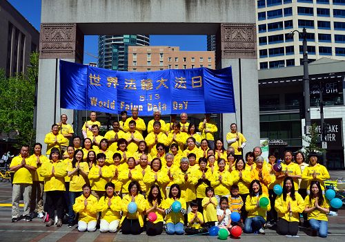 2018年5月12日,西雅图法轮功学员在市中心的西湖公园举办了庆祝世界法轮大法日的活动。