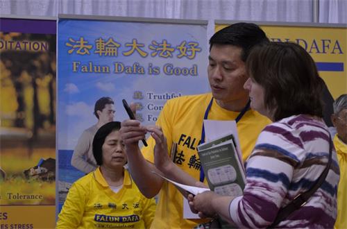 '图1~3:多伦多学员向民众介绍法轮功'