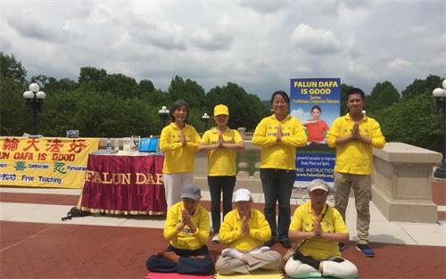 '图:部份美国肯塔基的法轮功学员合影感谢师恩'