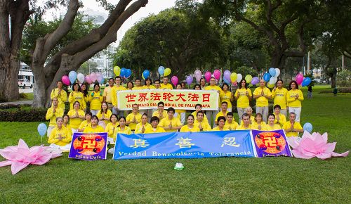 图1:五月十三日,秘鲁法轮功学员在公园庆祝“世界法轮大法日”,表达对李洪志师父的感激。
