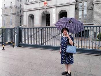 2018年5月17日,苏葳在北京第二中级法院门前'