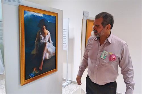 '图1:马里奥(Mario)正在观看真善忍美展'