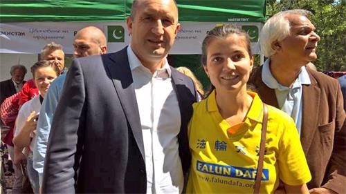 '图1:保加利亚总统拉德夫与法轮功学员合影'