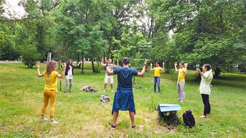 '图2:学员在公园炼功'