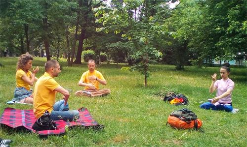 '图3:学员在公园炼功'