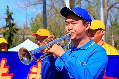 '图4:法轮功学员表演小号独奏。'