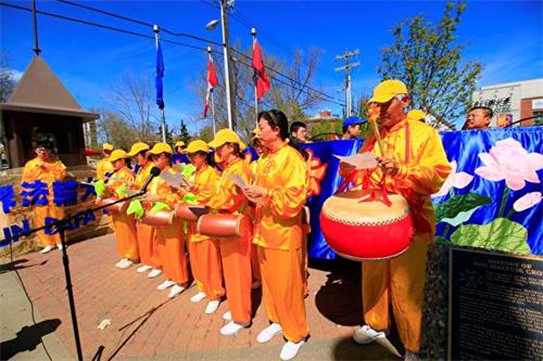 '图5:法轮功学员合唱表演,庆祝法轮大法日。'