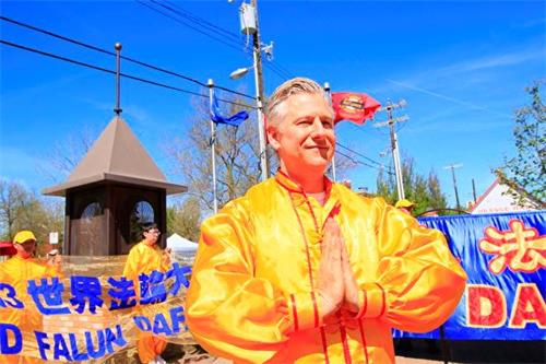 '图6:西人法轮功学员Scott恭祝师尊生日快乐。'