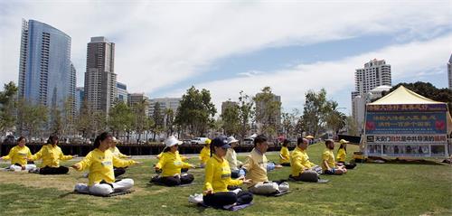 '图1:圣地亚哥法轮功学员在中途岛景点增加了集体炼功活动'