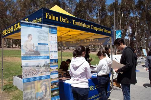 '图2:明白真相的民众签名支持法轮功反迫害'