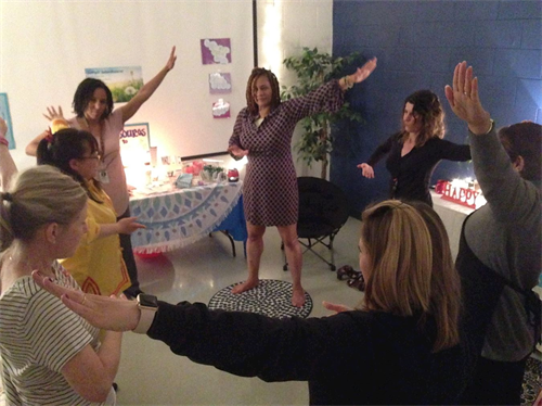 '图1~2:一家学校的教师健身日活动中,教师们体验法轮功功法'