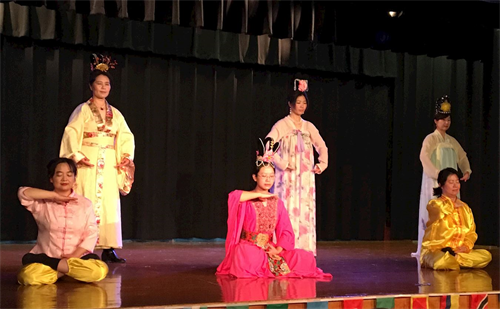 '图3:在一家学校的国际之夜活动上演示法轮功功法'