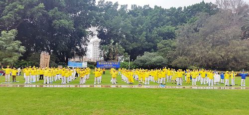 图1:二零一八年五月十三日清晨,法轮功学员在海德公园(Hyde Park)展示法轮功五套功法,之后他们载歌载舞展现法轮大法的美好。