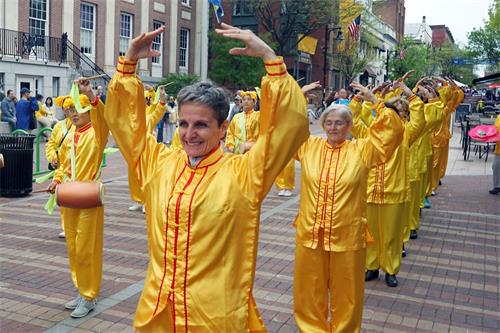'图2~4:法轮功学员在伯灵顿市的商业徒步区游行,广传真、善、忍的美好。'
